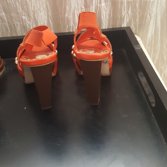 Gently worn,platform sandal - Picture 3 of 4